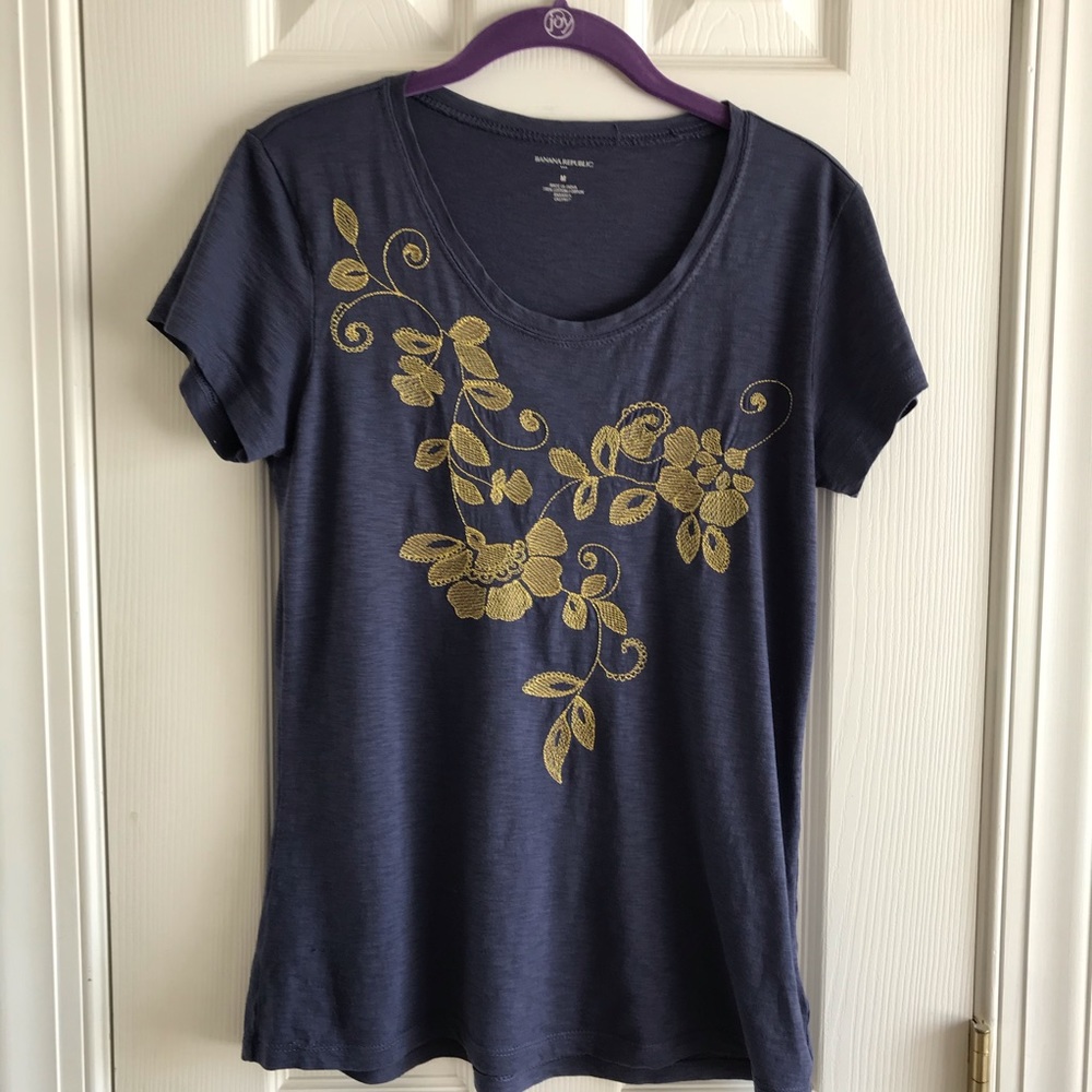 Banana Republic Embroidered T-shirt EUC Med.